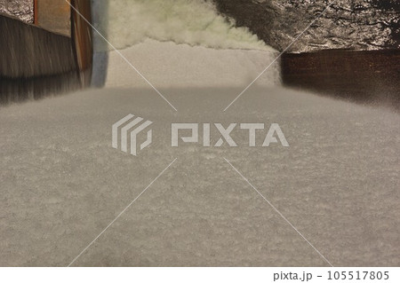 内の倉ダムラジアルゲートからの放水 内の倉ダムラジアルゲートからの放水 105517805