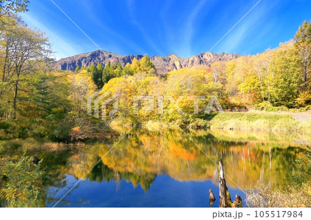 秋山郷・紅葉の天池と鳥甲山 秋山郷・紅葉の天池と鳥甲山 105517984