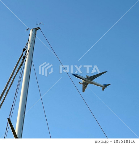 airplanes flying in the sky airplanes flying in the sky 105518116