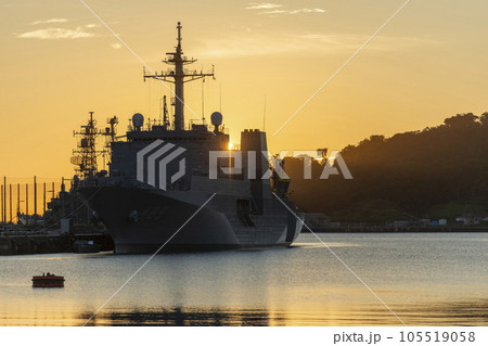 朝日と艦船【横須賀】海上自衛隊の港 105519058
