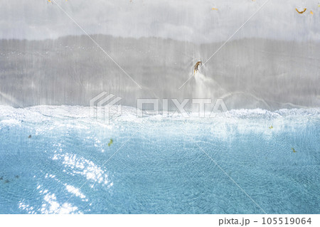 エメラルドグリーンの美しい波打ち際（空撮 真俯瞰） 105519064