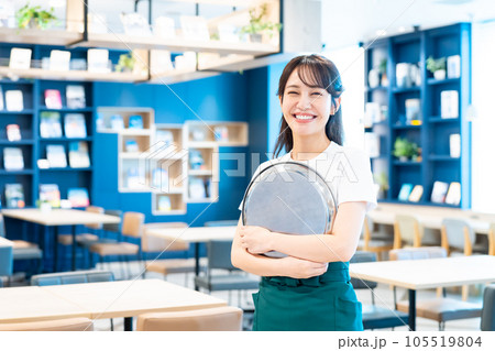 カフェの店員　撮影協力：Creadisce（丸善雄松堂株式会社） 105519804