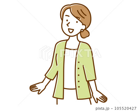 カーディガンを着て微笑む若い女性 105520427