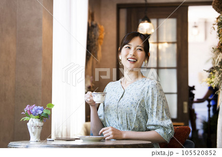カフェでコーヒーを飲む若い女性 105520852