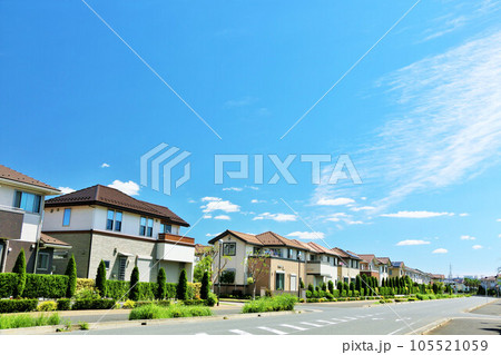 爽やかな青空と住宅街の風景 爽やかな青空と住宅街の風景 105521059
