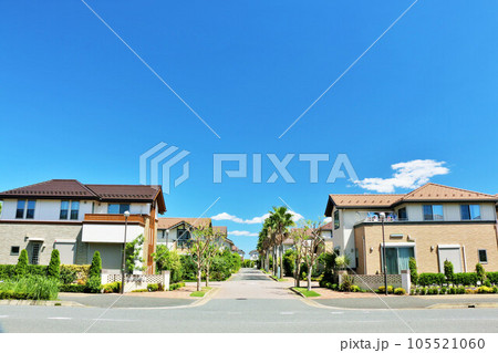 爽やかな青空と住宅街の風景 爽やかな青空と住宅街の風景 105521060