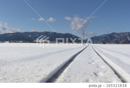 雪景色とワダチ 雪景色とワダチ 105521638