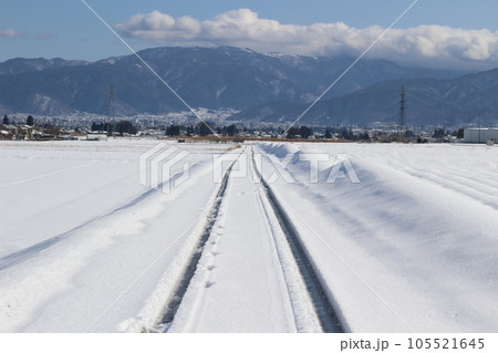 雪景色とワダチ 雪景色とワダチ 105521645