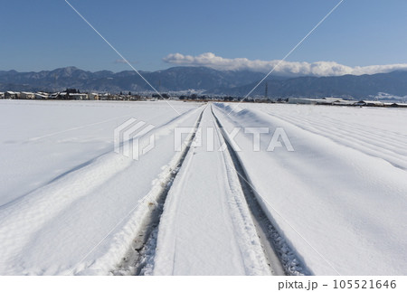 雪景色とワダチ 雪景色とワダチ 105521646