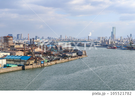 新木津川大橋から見た工業地帯 105521782