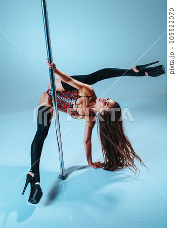 Woman pole dancing 105522070