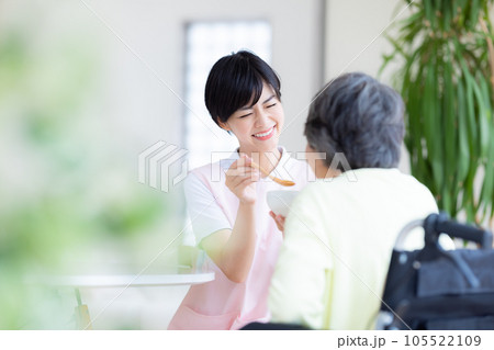 介護　食事介助をする介護士 105522109