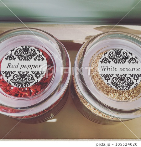 瓶に入った調味料 105524020