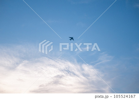 青空の中を飛ぶ飛行機の機影 青空の中を飛ぶ飛行機の機影 105524167