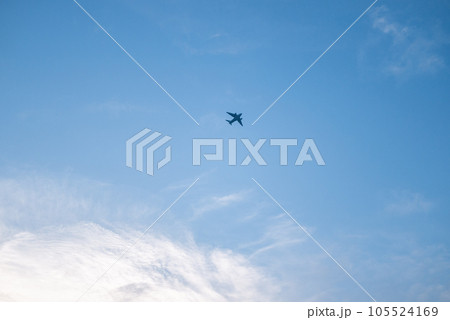 青空の中を飛ぶ飛行機の機影 青空の中を飛ぶ飛行機の機影 105524169