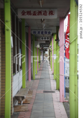 雁木造のある商店街の風景 雁木造のある商店街の風景 105524592