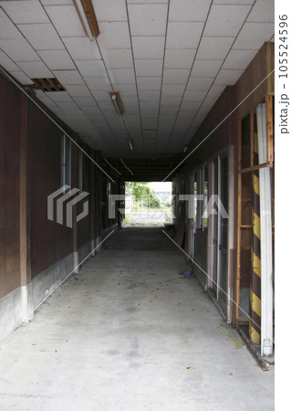 雁木造のある風景 中庭に続く通路 雁木造のある風景 中庭に続く通路 105524596