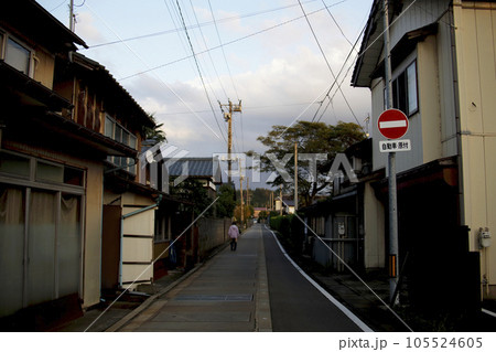 夕暮れ迫る城下町の町並み 105524605