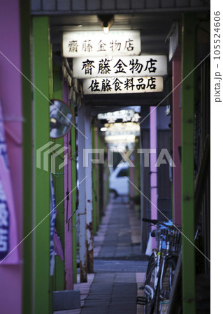 雁木造のある商店街の風景 雁木造のある商店街の風景 105524606