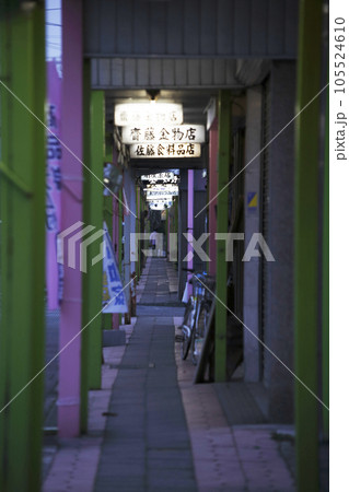 雁木造のある商店街の風景　 105524610