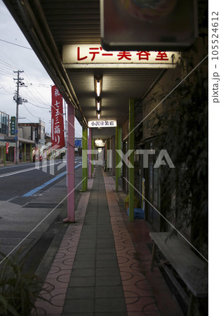 雁木造のある商店街の風景　 105524612