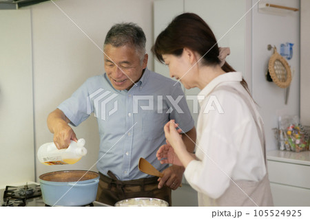 キッチンで仲良く料理する夫婦 キッチンで仲良く料理する夫婦 105524925
