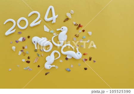 紙粘土のタツノオトシゴと原石の年賀素材　 105525390