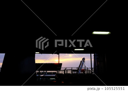 船の中から望む夕日 105525551