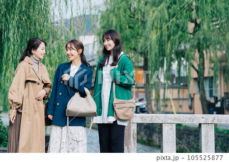京都旅行をする女性3人組 京都旅行をする女性3人組 105525877