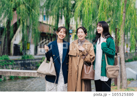 京都旅行をする女性3人組 105525880