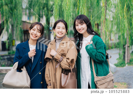 京都旅行をする女性3人組 京都旅行をする女性3人組 105525883