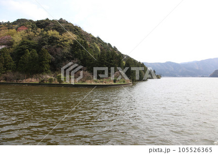 水月湖 桜と水月湖 桜と三方五湖 三方湖 水月湖標識 三方五湖 若狭町 福井県 桜 春景色 水月湖 桜と水月湖 桜と三方五湖 三方湖 水月湖標識 三方五湖 若狭町 福井県 桜 春景色 105526365