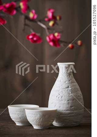 御猪口と徳利 日本酒イメージ 紅梅 御猪口と徳利 日本酒イメージ 紅梅 105527096