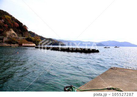 若狭　若狭遊子　遊子海水浴場　福井県若狭町　桜と若狭　漁船　イカ釣り漁船　若狭湾　日本海　常神半島　 105527287