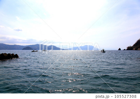 若狭 若狭遊子 遊子海水浴場 福井県若狭町 桜と若狭 漁船 イカ釣り漁船 若狭湾 日本海 常神半島 若狭 若狭遊子 遊子海水浴場 福井県若狭町 桜と若狭 漁船 イカ釣り漁船 若狭湾 日本海 常神半島 105527308