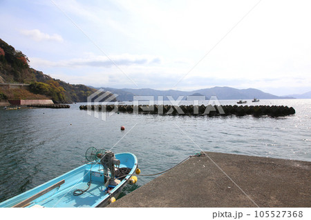 若狭　若狭遊子　遊子海水浴場　福井県若狭町　桜と若狭　漁船　イカ釣り漁船　若狭湾　日本海　常神半島　 105527368