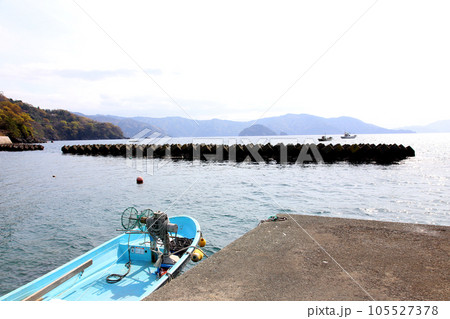 若狭　若狭遊子　遊子海水浴場　福井県若狭町　桜と若狭　漁船　イカ釣り漁船　若狭湾　日本海　常神半島　 105527378