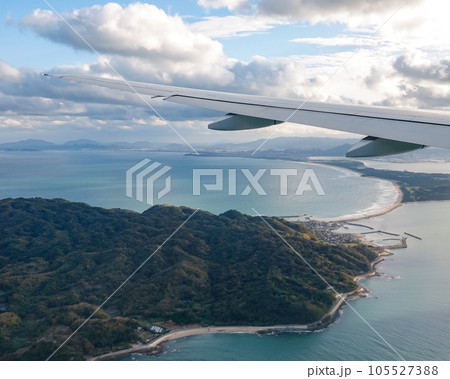 海の中道が隔てる玄界灘と博多湾 福岡空港への着陸前 海の中道が隔てる玄界灘と博多湾 福岡空港への着陸前 105527388