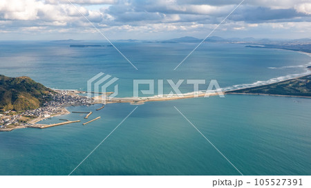 海の中道が隔てる玄界灘と博多湾 福岡空港への着陸前 海の中道が隔てる玄界灘と博多湾 福岡空港への着陸前 105527391