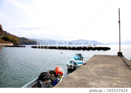 若狭 若狭遊子 遊子海水浴場 福井県若狭町 桜と若狭 漁船 イカ釣り漁船 若狭湾 日本海 常神半島 若狭 若狭遊子 遊子海水浴場 福井県若狭町 桜と若狭 漁船 イカ釣り漁船 若狭湾 日本海 常神半島 105527424