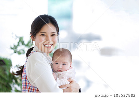 保育士　赤ちゃん　抱っこ 105527982