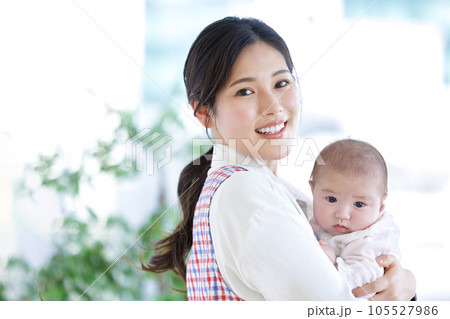 保育士　赤ちゃん　抱っこ 105527986