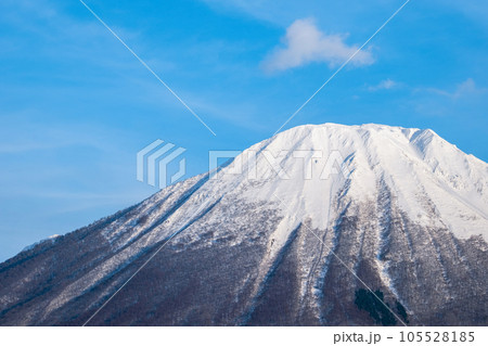 雪山登山のイメージ　大山 105528185