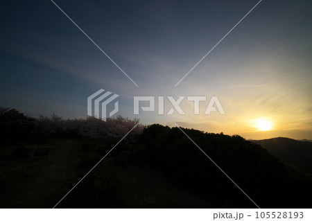 《岡山県》瀬戸内海国立公園 夕立受山で見る朝日 《岡山県》瀬戸内海国立公園 夕立受山で見る朝日 105528193