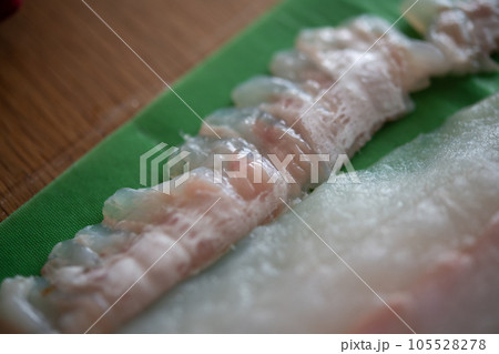 天然ヒラメの柵をドリップシートで包む 天然ヒラメの柵をドリップシートで包む 105528278