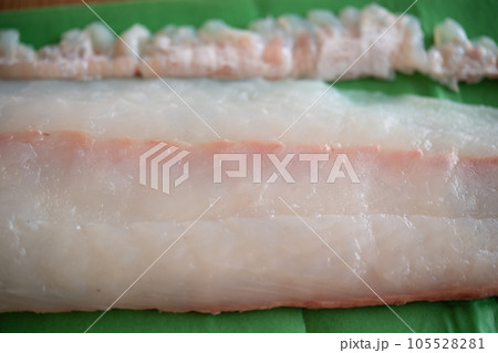 天然ヒラメの柵をドリップシートで包む 105528281