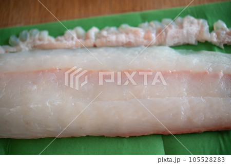 天然ヒラメの柵をドリップシートで包む 105528283