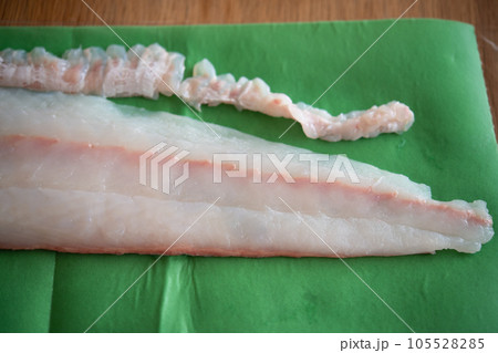 天然ヒラメの柵をドリップシートで包む 天然ヒラメの柵をドリップシートで包む 105528285