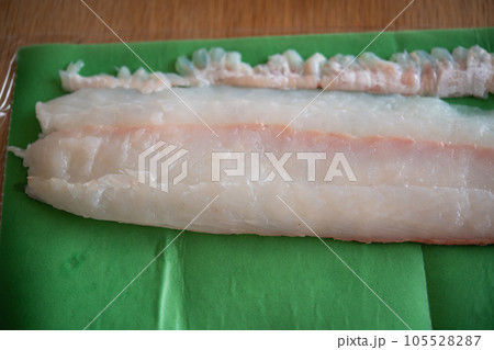 天然ヒラメをドリップシートで包む 105528287