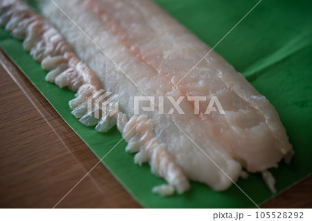 天然ヒラメのサクと縁側をドリップシートで包む 天然ヒラメのサクと縁側をドリップシートで包む 105528292